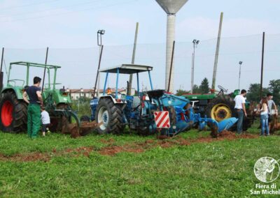 Aratura con trattori d'epoca