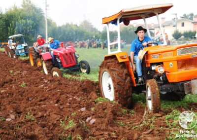 Aratura con trattori d'epoca