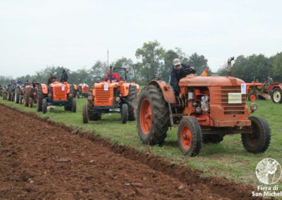 Aratura con trattori d'epoca