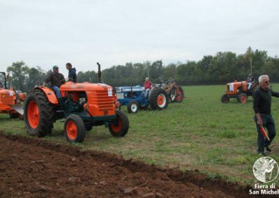 Aratura con trattori d'epoca