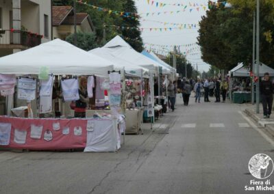 Mercatini dell'artigianato lungo via Pola