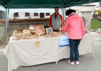 Mercatini dell'artigianato lungo via Pola