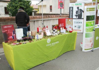 Mercatini dell'artigianato lungo via Pola