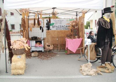 Mercatini dell'artigianato lungo via Pola