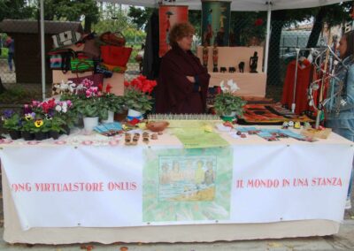 Mercatini dell'artigianato lungo via Pola